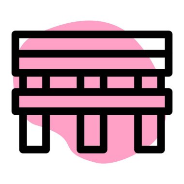 Parkta ahşap bir bank var..