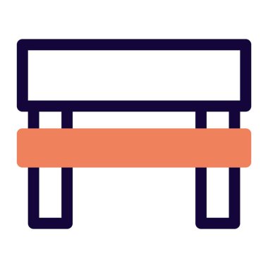 Arka bahçesinde uzun koltuklu antika bank..