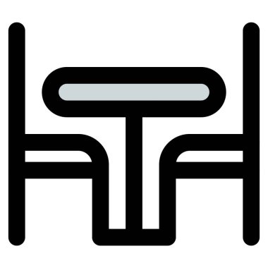 Yemek için sandalyeli uzun bir merkez masa..