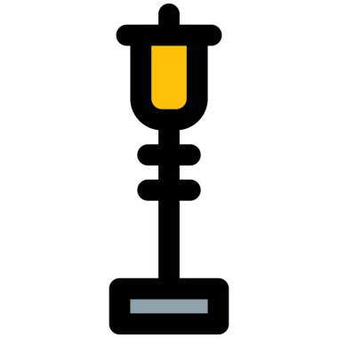 Lamba standı aydınlanma için bahçeye yerleştirildi.