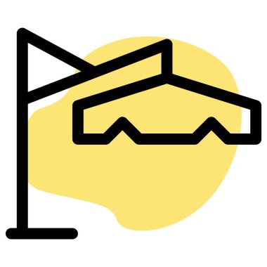 Geniş ölçekli şemsiye stantta asılı duruyor.