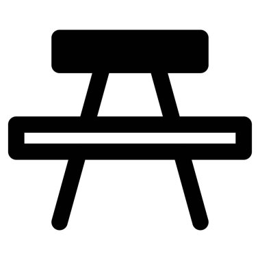 Açık hava yemek için üstü açık piknik masası.