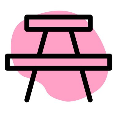 Açık hava yemek için üstü açık piknik masası.