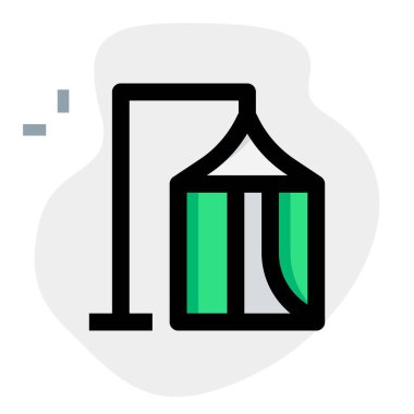 Sivrisinek ağı bir tezgahta asılı.