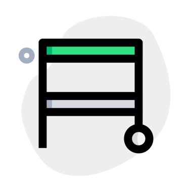 Trolley eşya depolamak için birden fazla raf taşıyor