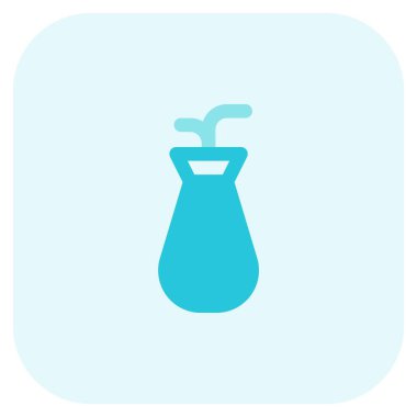 Kanepenin yanında tutmak için büyük bir vazo.