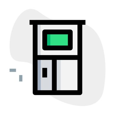 Dekor olarak tutulan uzun tahta dolap.