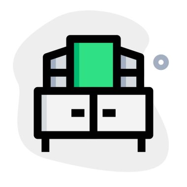 Tahta masa, ayna ve depo..