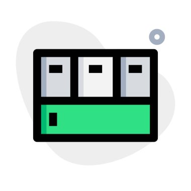 Metal gardıropta birkaç raf var.