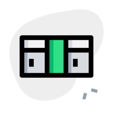 Geniş bir gardırobu ve büyük bir tezgahı var.