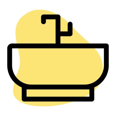 Banyoda musluğu olan porselen bir küvet..