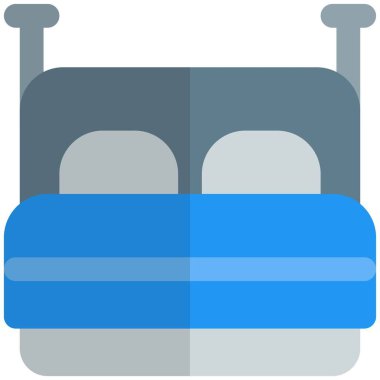 Yastıklı eski tarz büyük bir yatak..