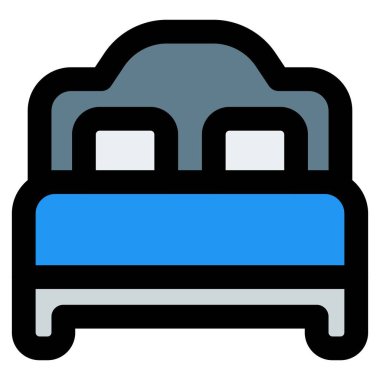 Lüks ahşap yatakta şık bir yatak başlığı..