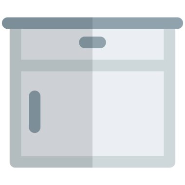 Gerekli şeyleri depolamak için geniş mutfak dolabı.