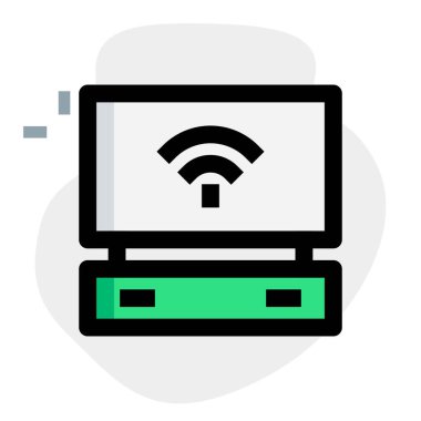 Eğlence için çeşitli özellikleri olan akıllı televizyon