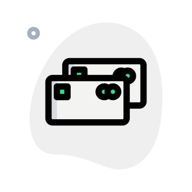 Alışveriş için birden fazla kredi kartı kullanılmış.