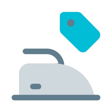 Fiyat etiketli bir elektrikli ütü gösteriliyor