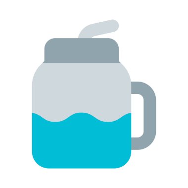 El yapımı kavanozda servis edilen soğuk meyve suyu.