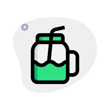 El yapımı kavanozda servis edilen soğuk meyve suyu.