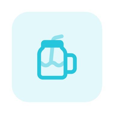 El yapımı kavanozda servis edilen soğuk meyve suyu.