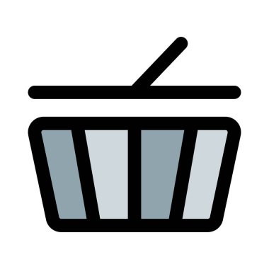 Müşteri için süpermarkette boş sepet var.