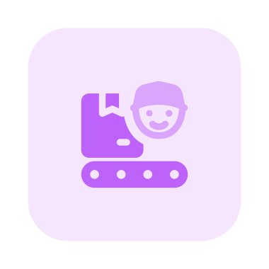 Bir sanayi işçisi tarafından kontrol edilen taşıma bandı..