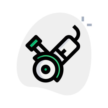 Elektrikli testereyle ham maddeleri kesmek.