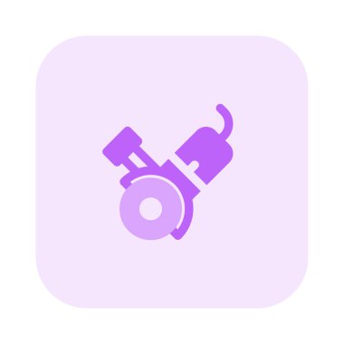 Elektrikli testereyle ham maddeleri kesmek.