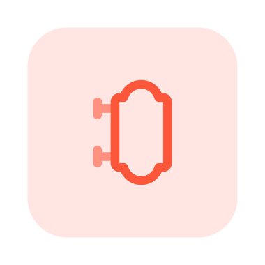 Otel tabelası duvara asılmış..