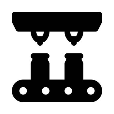 Şişeleri üretmek için taşıma bandı kullanılıyor..