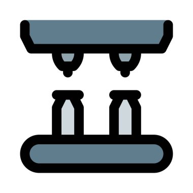 Şişeleri üretmek için taşıma bandı kullanılıyor..