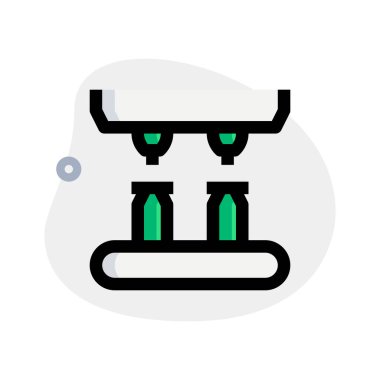 Şişeleri üretmek için taşıma bandı kullanılıyor..