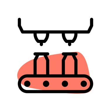 Şişeleri üretmek için taşıma bandı kullanılıyor..