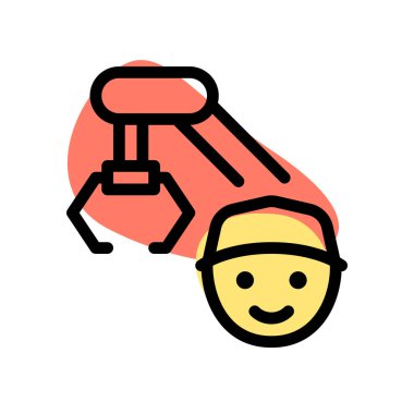 İşçi fabrikada robotik kol çalıştırıyor.