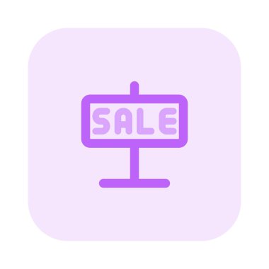 Mağazanın girişinde indirimli afiş sergileniyor..