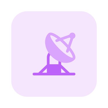 Uydu sinyalleri göndermek veya almak için anten.