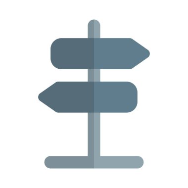 Yolu göstermek için yol kenarına pano yerleştirildi.