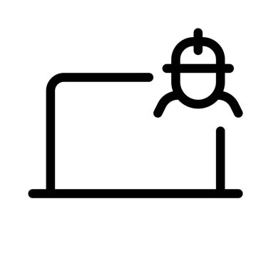 İşçi, endüstriyel bilgileri dizüstü bilgisayarında tutuyor.