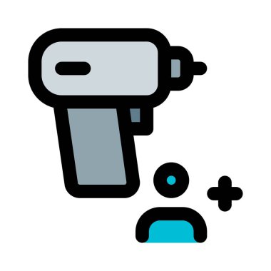 Kullanıcı tarafından kullanılan taşınabilir matkap makinesi.