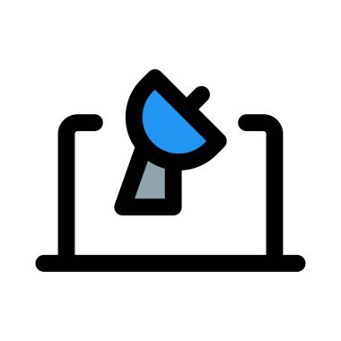 Son bölümleri görmek için uydu televizyonuna bağlı dizüstü bilgisayar