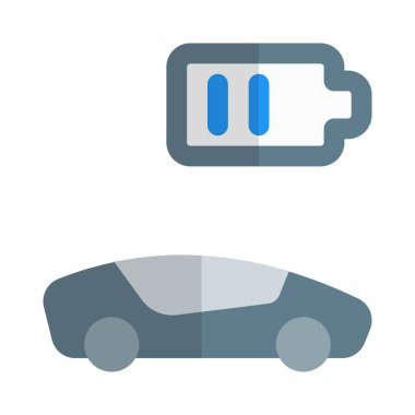 Beyaz arkaplanda orta büyüklükte pilli elektrikli araba var.