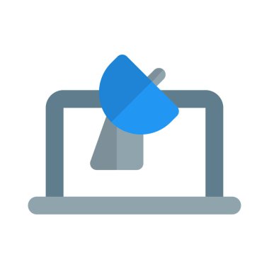 Son bölümleri görmek için uydu televizyonuna bağlı dizüstü bilgisayar