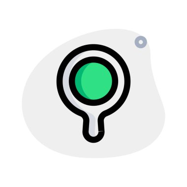 El yapımı ayna makyajı beyaz bir arkaplanda izole edilmiş.