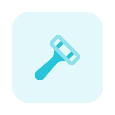 Salondaki tıraş bıçağı beyaz bir zeminde izole edilmiş.