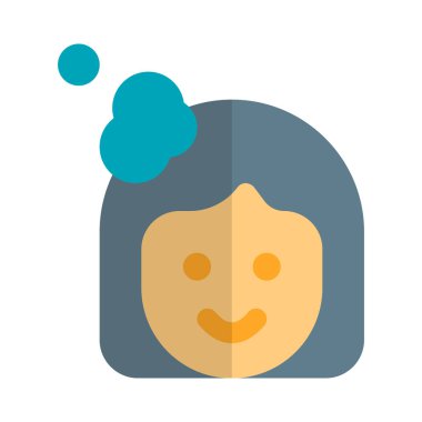 Güzellik salonunda uzun saç kremi banyosu yapan kadın beyaz arka planda izole edilmiş.