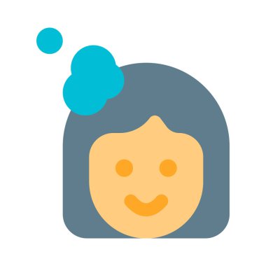 Güzellik salonunda uzun saç kremi banyosu yapan kadın beyaz arka planda izole edilmiş.