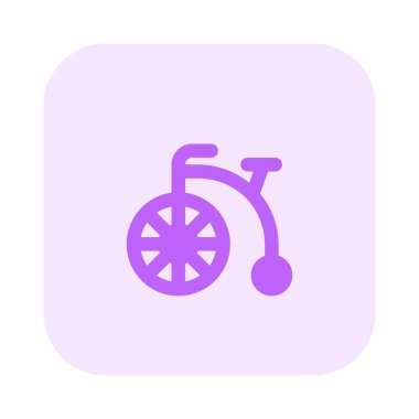 Tekerlekli sandalye hareket sorunu olan kişiye yardım eder.