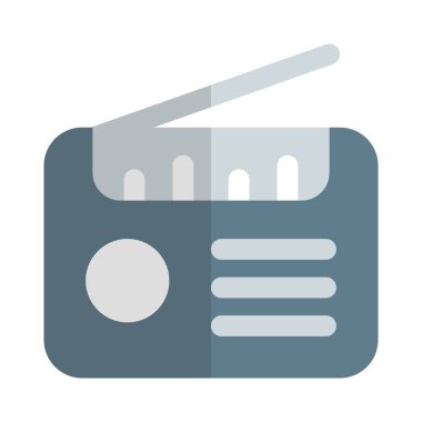 Genişletilmiş antenli eski moda bir radyo..