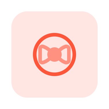 Gömleğin yakasında düğümlenmiş kumaş şerit var..