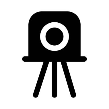 Tripod standı olan eski moda kamera.